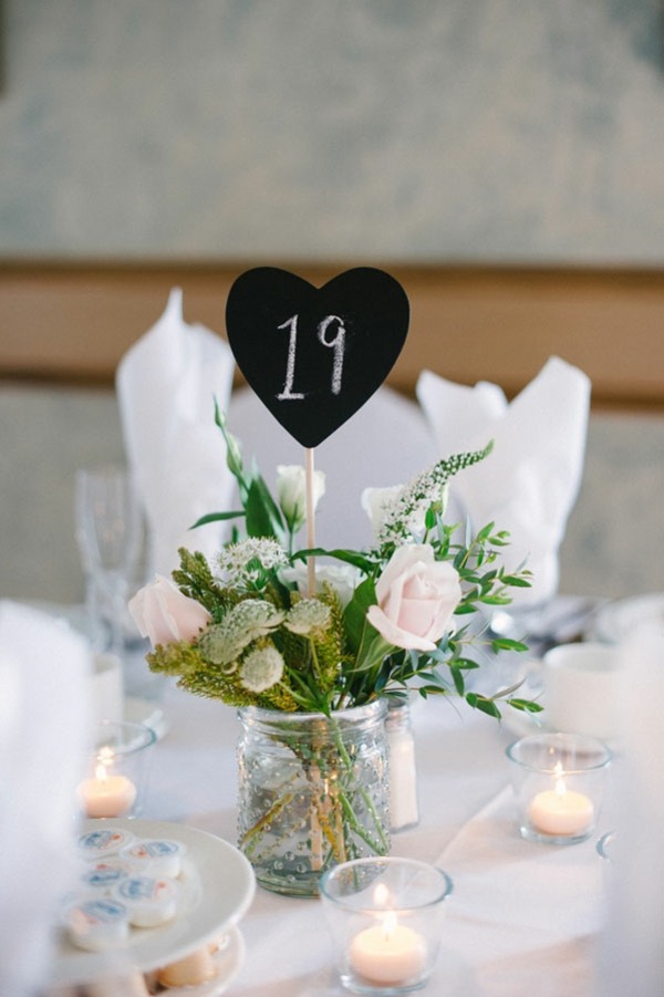 strauß tischdeko tischnummer kreide tafel rosen