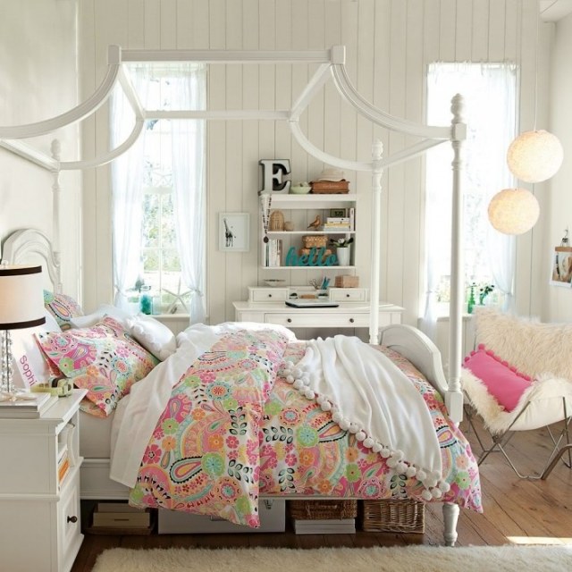 teenagerzimmer-für-mädchen-weiße-wände-himmelbett-design