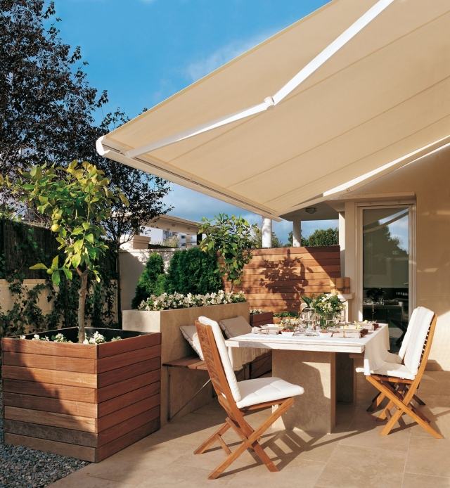 ideen für terrasse gestalten-ausfahrbare-markise-sonnenschutz-essbereich