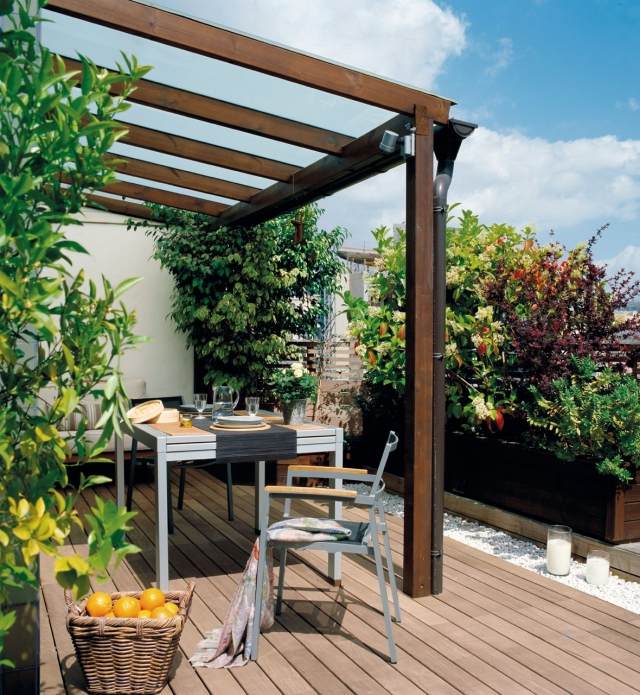 ideen für terrasse gestalten-holz-pergola-dielenboden-weisser-deko-kies