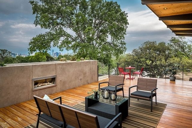 terrasse-modern-gestaltet-aussenkamin-dielenboden-relax-bereich