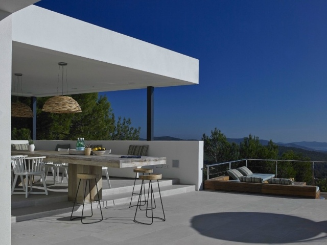 terrasse-modern-gestaltet-grosser-holz-esstich-essthecke