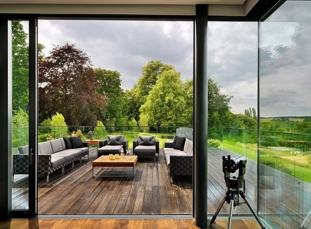 terrasse-modern-gestaltet-holz-dielenboden-sitzmoebel-grau