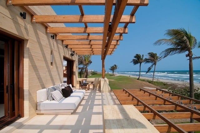 terrasse-modern-gestaltet-sandstein-farbe-fassadenplatten-glasgelaender
