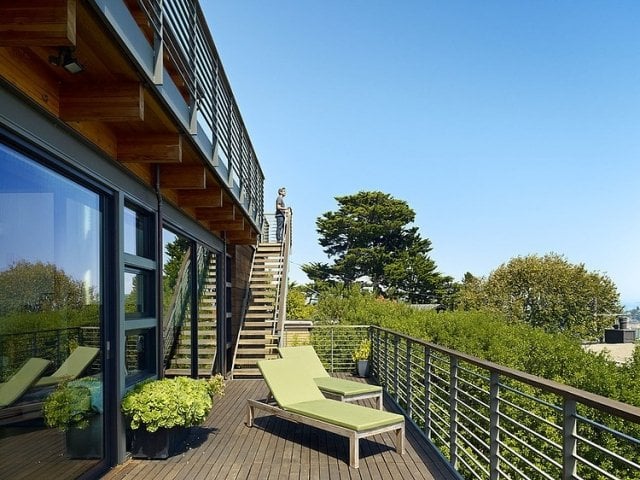 terrasse-modern-gestaltet-sonnenliegen-holz-gestell