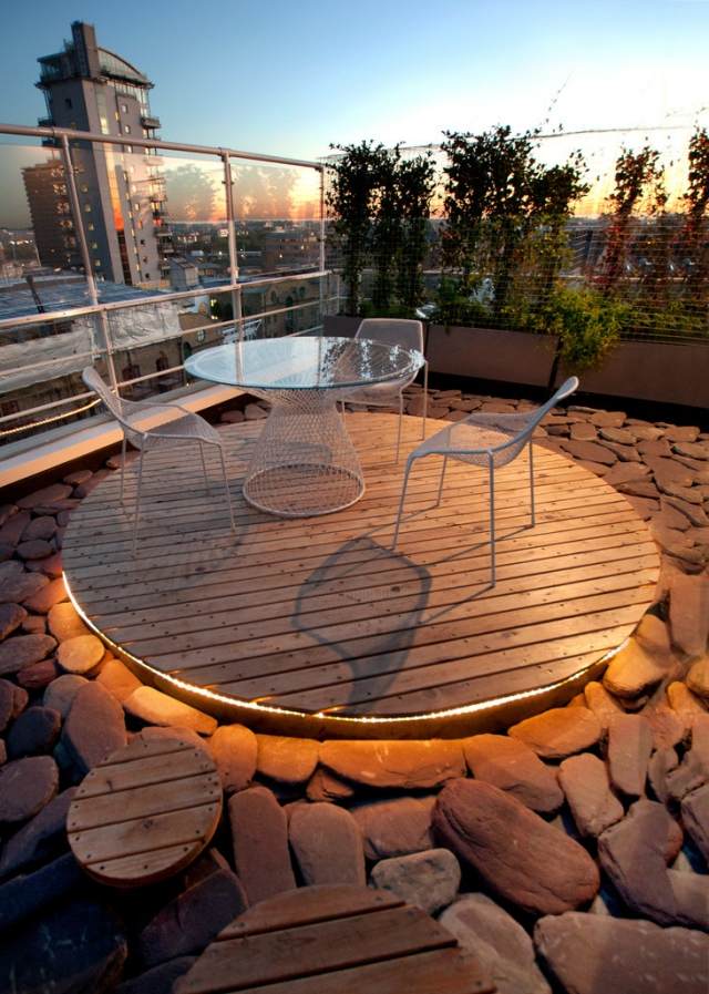 terrasse-rund-deck-verkleidung-holz-geländer-metall-glasscheiben
