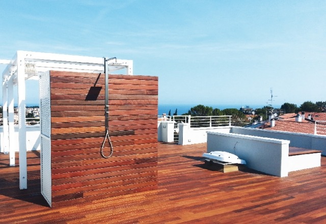 terrassengestaltung-bilder-ideen-außendusche-zederholz-verkleidungen