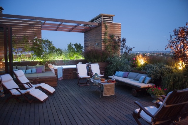 terrassengestaltung-bilder-mobiliar-polster-auflagen-beleuchtete-pflanzkübel