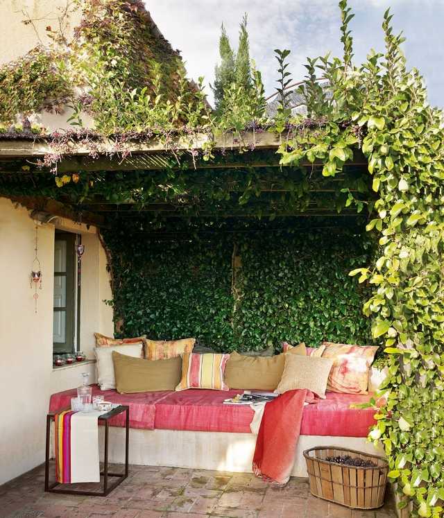 terrassengestaltung-lounge-bereich-sichtschutz-kletterpflanzen