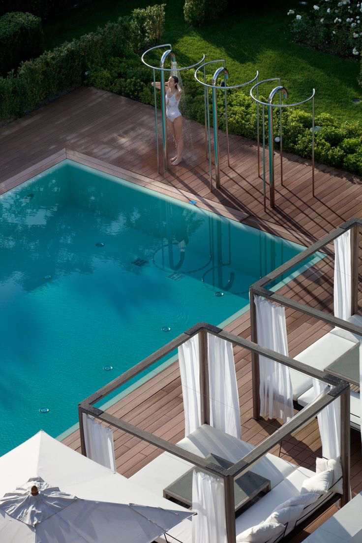 terrassengestaltung-pool-outdoor-dusche-terrassendielen-design-modern