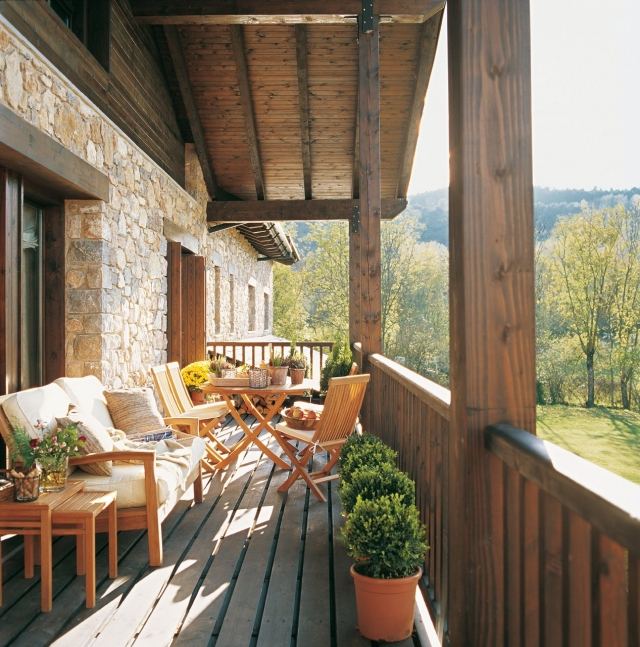 terrassengestaltung-toskana-flair-holz-moebel-naturstein-wandverkleidung