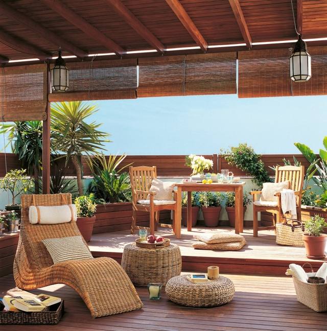 terrassengestaltung-toskana-flair-rattan-lounge-moebel-bambus-rollos