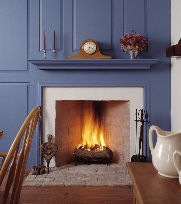 tipps wohnzimmer gestalten klassisch kamin holz blau mediterran kaminsims