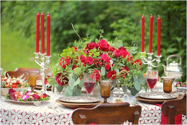 tischdeko herzstück rote rosen kerzen rustikal hochzeit