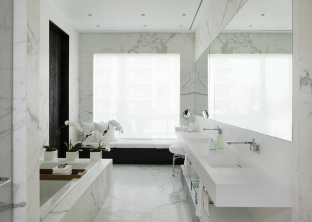Badezimmer gestalten Marmor Fliesen Waschtischanlage weiß