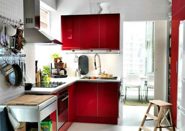 trendige-Farben-in-Rot-Küche