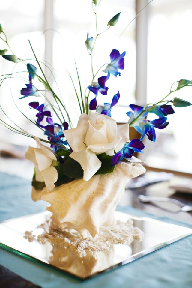 vase muschel blau blumen spiegel ständer rosen