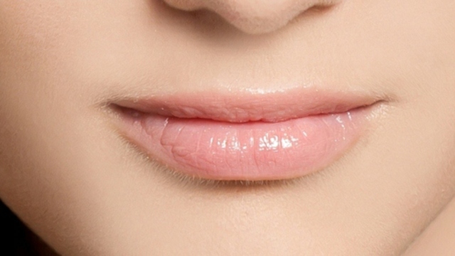 volle-lippen schminken tricks lipgloss schritt 1