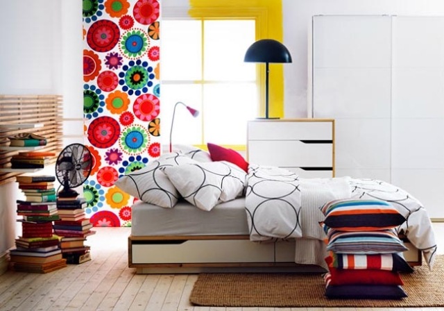 wandfarbe-ideen-modern-muster-schlafzimmer-bett-kommode-puristisch