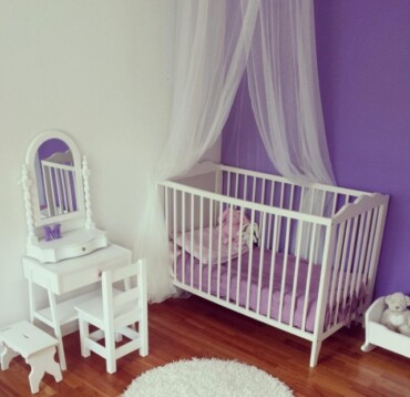 wandfarben-ideen-kinderzimmer-baby-lila-violett-weisse-moebel