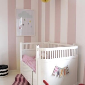 wandfarben-ideen-kinderzimmer-babybett-rosa-weiss-streifen