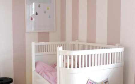 wandfarben-ideen-kinderzimmer-babybett-rosa-weiss-streifen