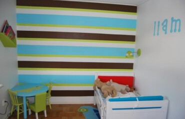 wandfarben-ideen-kinderzimmer-kleinkind-junge-streifen-aqua-gruen-braun