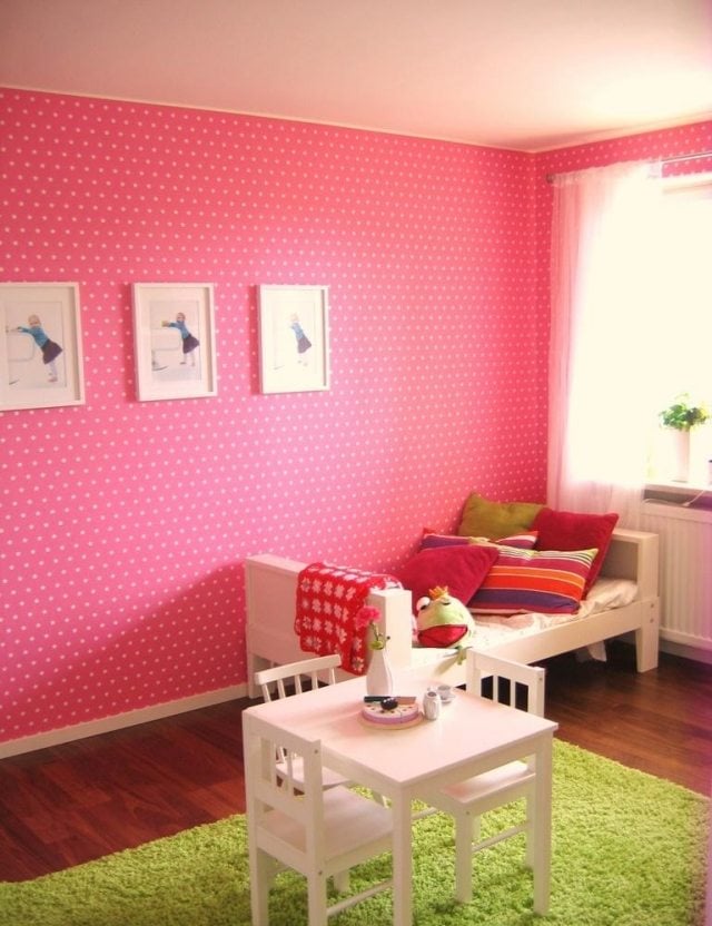 wandfarben-ideen-kinderzimmer-maedchen-rosa-gepunktet-gruener-teppich