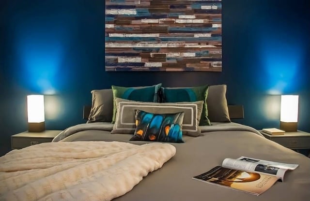 wandfarben-schlafzimmer-Ideen-blau-led-tischleuchte-grau-bettüberwurf
