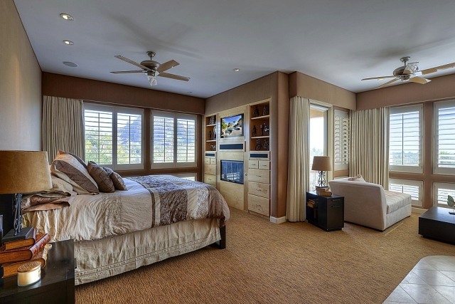 wandfarben-schlafzimmer-beige-einbau-möbel-wohnwand-LED-Bildschirm