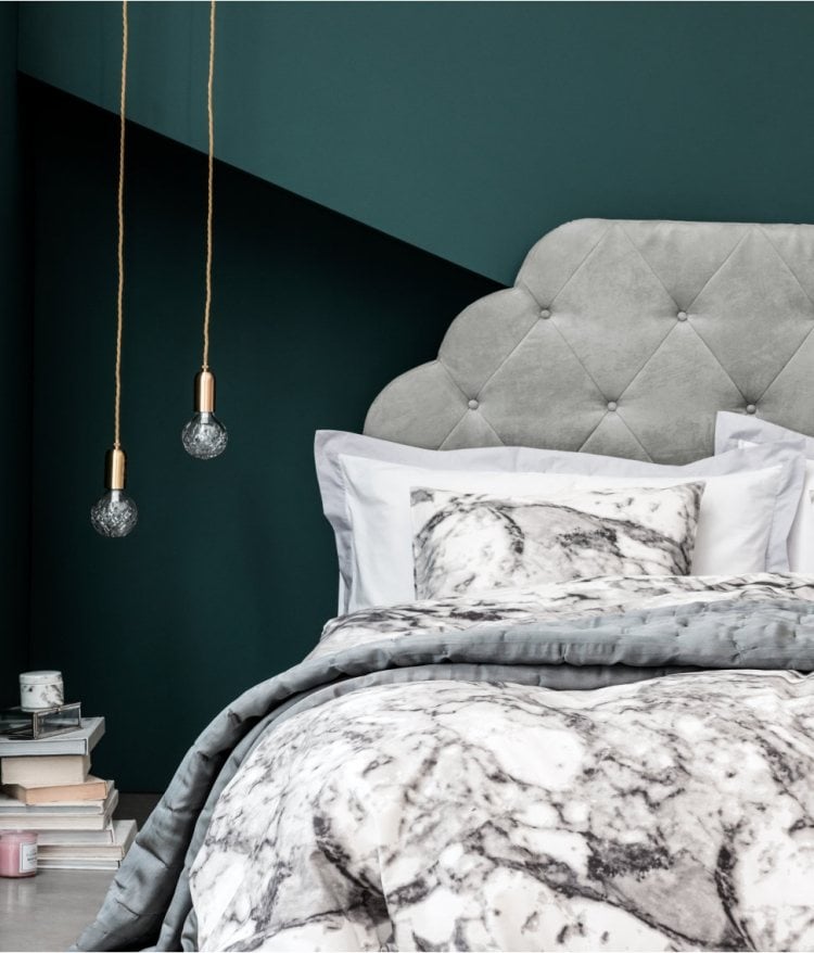 wandfarben im schlafzimmer petrolgruen-grau-bettwaesche-marmor-effekt-kopfteil-gepolstert