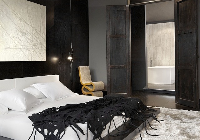 wandfarben-schlafzimmer-schwarz-lackierte-holzpaneele-abstrakte-wandkunst