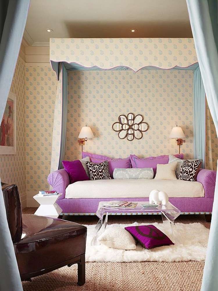 wandgestaltung-jugendzimmer-maedchen-bett-couch-pink-cremeweiss-tapete-muster-blau-tuerkis