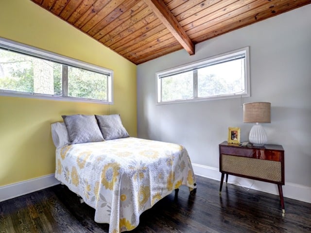 wandgestaltung-mit-farbe-schlafzimmer-dunkel-parkett-wände-gelb-grau