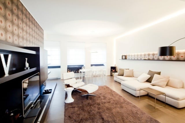 wandgestaltung-retro-tapete-wohnzimmer-relax-liegestuhl-weiß-leder