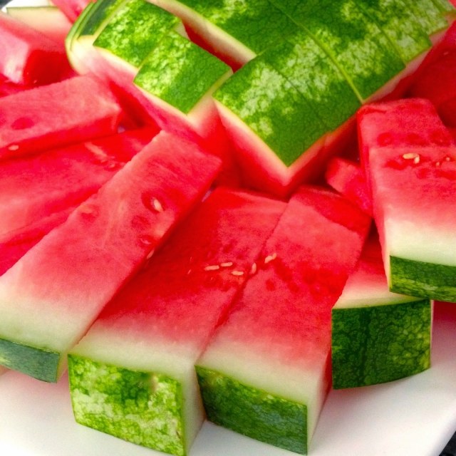 Schneiden einer Wassermelone -stifte-party-snack