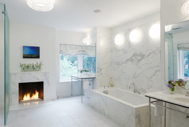 weiß-marmor-badezimmer-wandlook-stylisch-beleuchtet-eingebauter-kamin