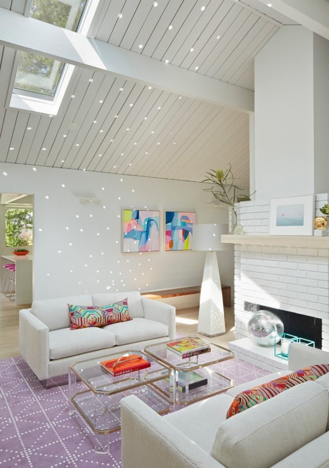 weiß-mobiliar-kaminfassade-verkleidung-tipps-wohnzimmer-teppich-lila-lichtspiele