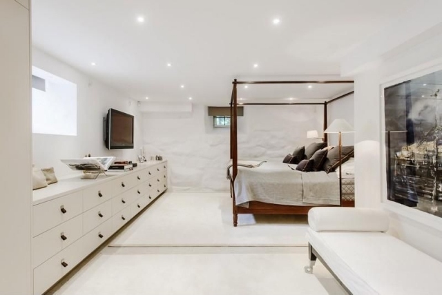 weiß-strahlend-wandfarbe-schlafzimmer-entspannendes-ambiente