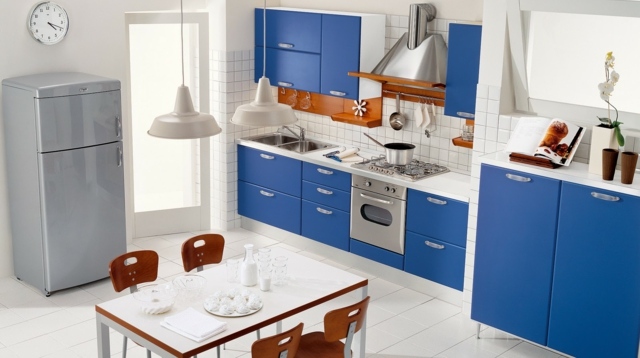 weiße-Fliesen-Küchenschränke-mit-blauer-Ausführung