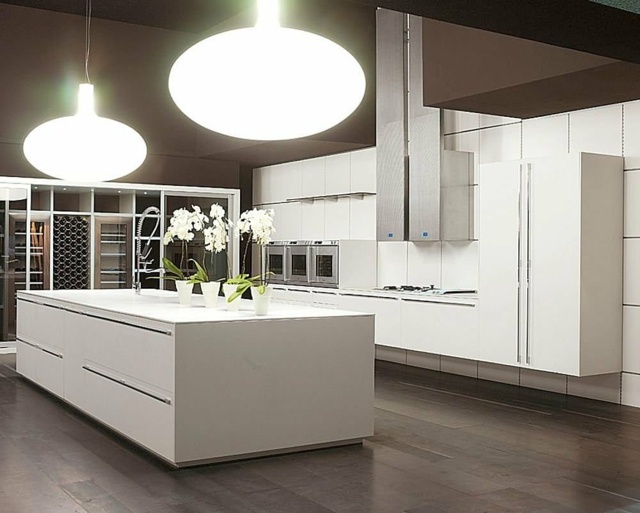 weiße-Küche-modern-einrichten-und-ausstatten