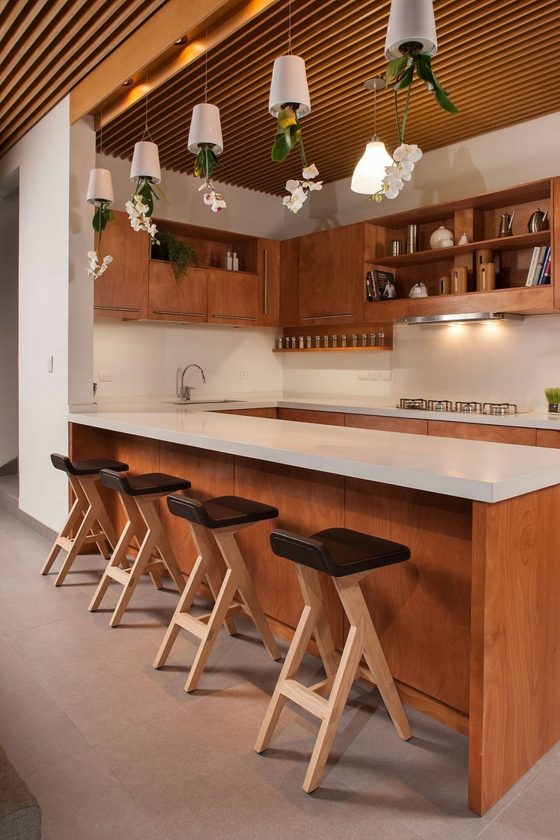 weiße-Wände-mit-Holzmöbel-Küche-Bar-Hocker