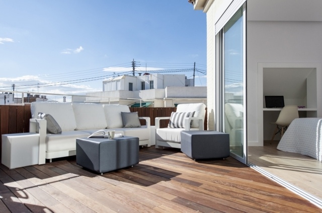 weiße-terrassenmöbel-sitzgruppe-terrassengestaltung-bilder