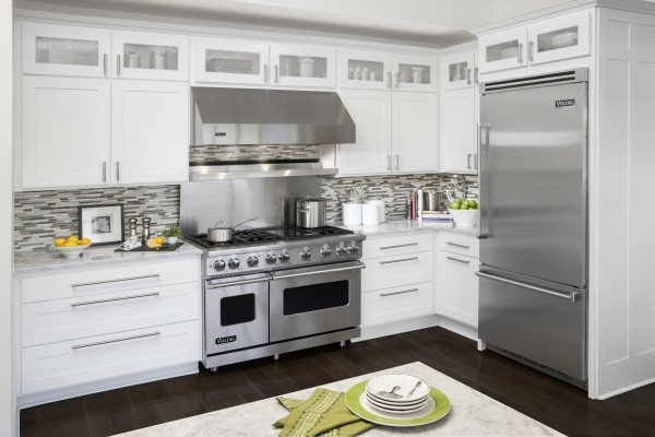 weiße-und-Edelstahmöbel-Küche-modern-Küchengeräte