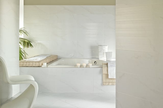 weißes-Badezimmer-mit-großformatigen-Fliesen-und-haptischer-Struktur