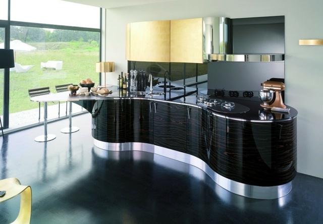 wellenförmige-Kücheninwand-in-schwarz-mit-Edelstahl-Optik