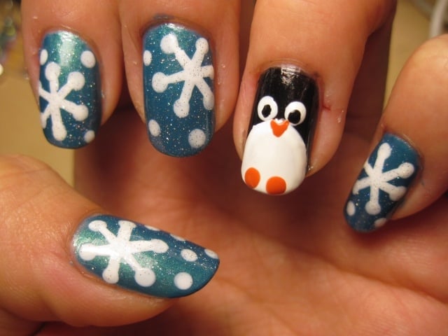 winter-nailart-maniküre-motive-pinguin-schneeflöckchen-nageldesign-modern