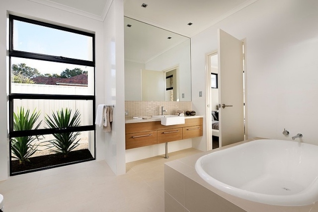 wohlfühl-badezimmer-schlichtes-design-weiße-wände-großzügiges-platzangebot