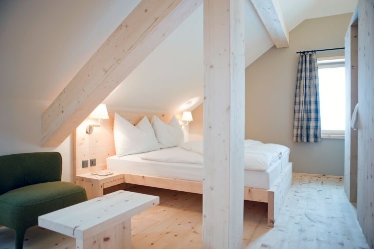 wohnideen-dachschragen-schlafzimmer-einrichtung-weiss-minimalistisch-holztraeger-naturholz