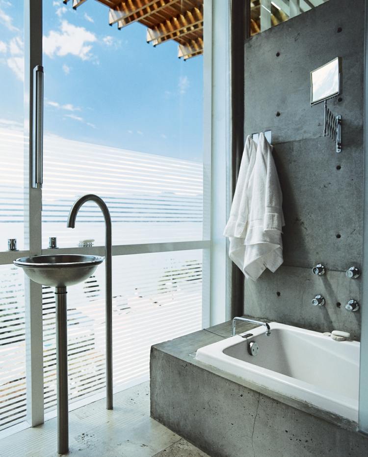 wohnideen-fuer-badezimmer-modern-beton-optik-grau-wand-badewanne-fenster-gross